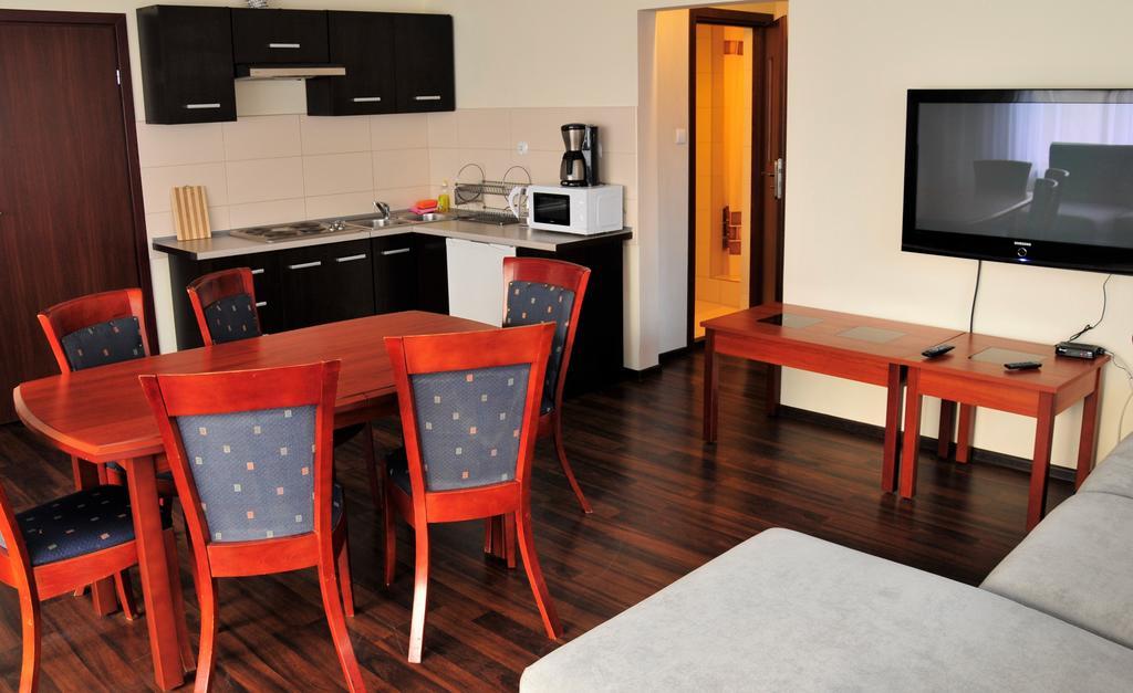 Apartamenty I Pokoje Przy Parku Jelenia Góra Habitación foto